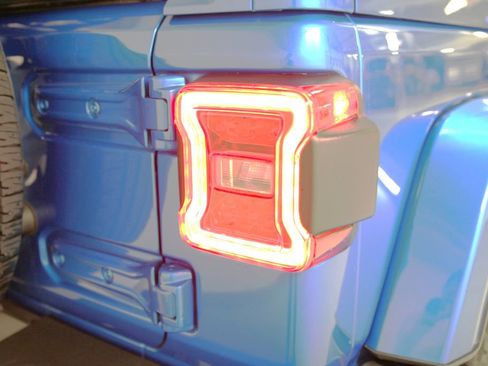 Used 2024 Jeep Wrangler Unlimited Sahara w/ Technology Group image 9