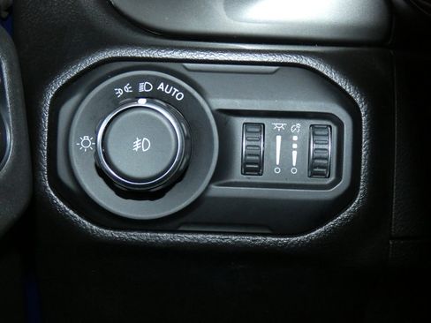 Used 2022 Jeep Wrangler Unlimited Sahara w/ Dual Top Group image 17