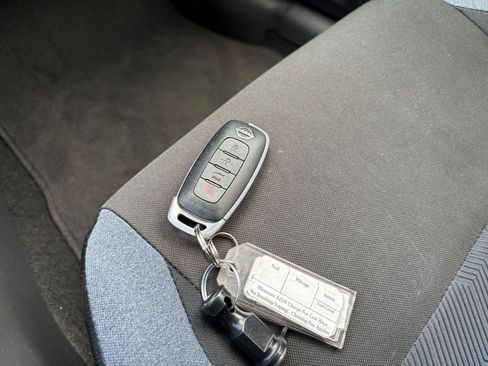 Used 2025 Nissan Versa SV w/ Trunk Package FWD image 21