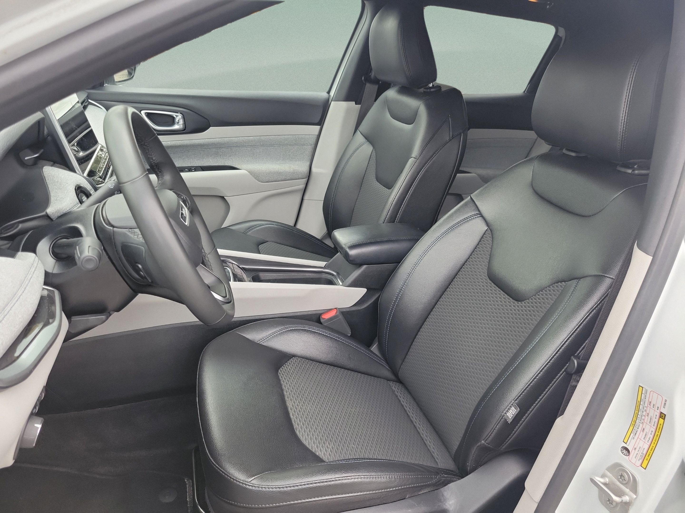 Used 2024 Jeep Compass Latitude AWD/4WD image 19
