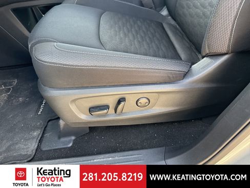 Used 2025 Nissan Pathfinder SV image 12