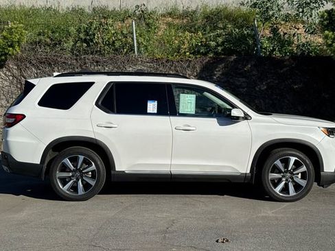 Certified 2024 Honda Pilot Elite image 3
