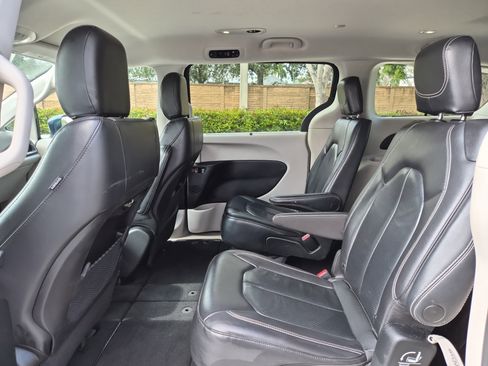 Used 2022 Chrysler Pacifica Touring-L FWD image 15