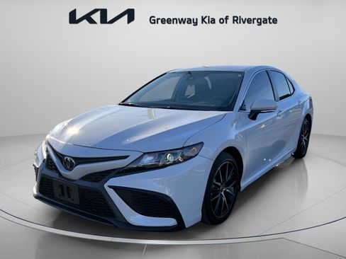 Used 2023 Toyota Camry SE image 3