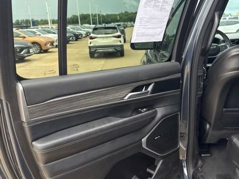 Used 2024 Jeep Wagoneer L Series II w/ Flexible Seating Group AWD/4WD image 11