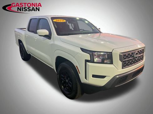 Used 2024 Nissan Frontier SV image 2
