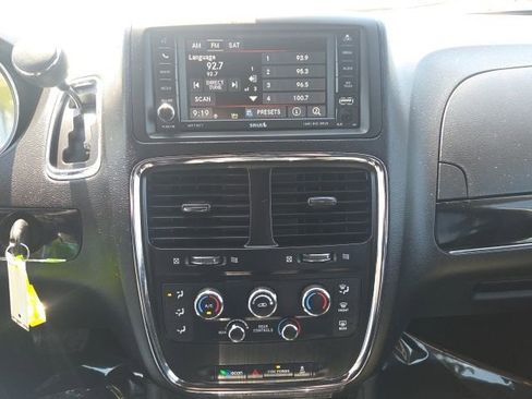 Used 2017 Dodge Grand Caravan SXT w/ Blacktop Package image 29