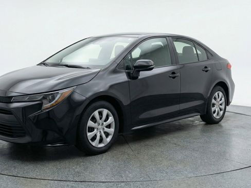 Used 2025 Toyota Corolla LE image 3
