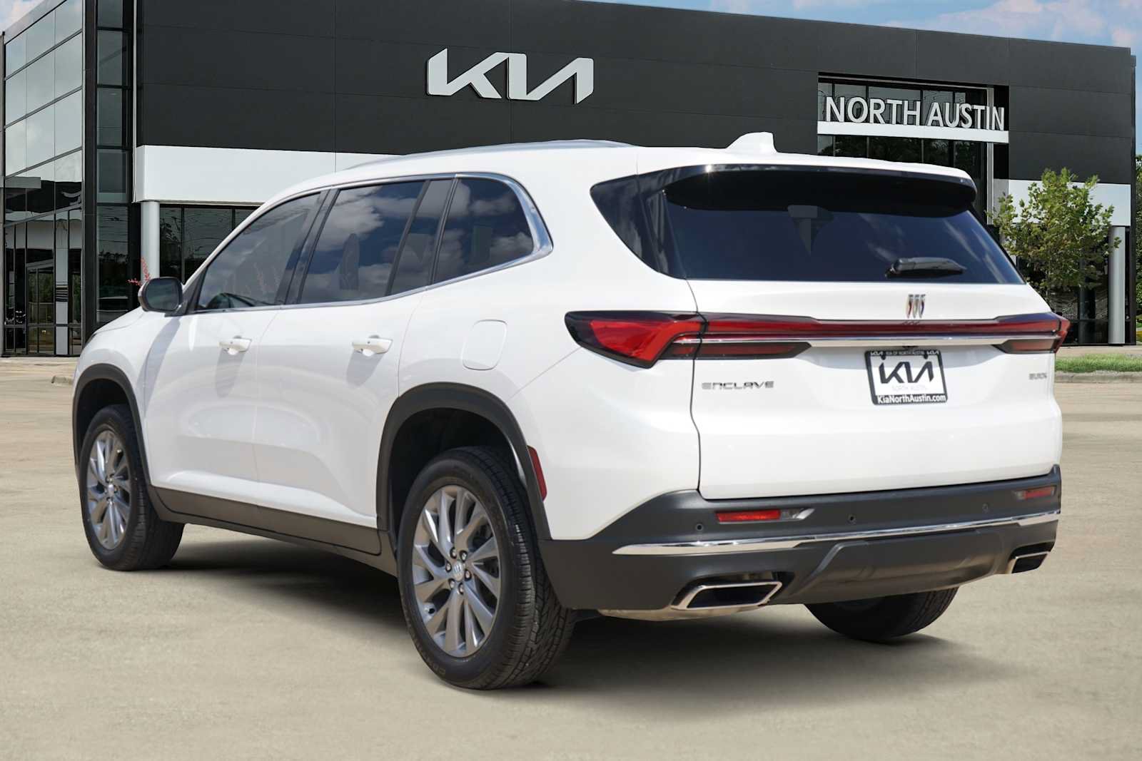 Used 2025 Buick Enclave Preferred FWD image 4
