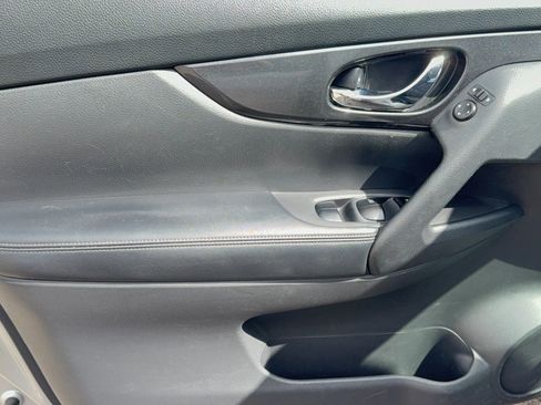 Used 2018 Nissan Rogue S image 9