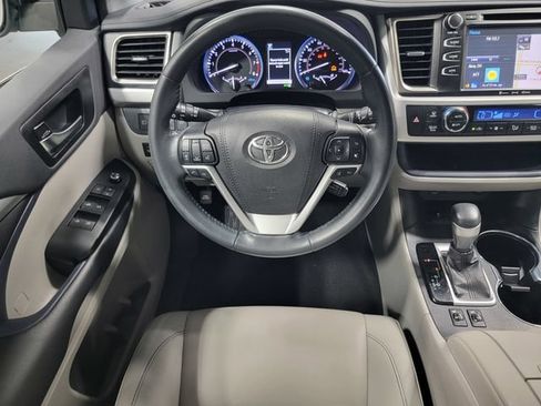 Used 2019 Toyota Highlander XLE AWD/4WD image 24
