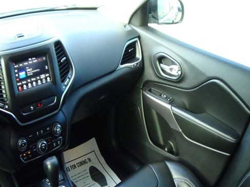 Used 2020 Jeep Cherokee Latitude Plus w/ Cold Weather Group FWD image 14