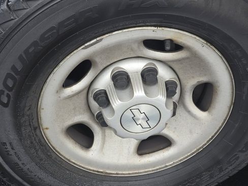 Used 2017 Chevrolet Express 2500 image 29