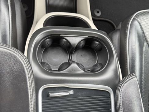 Used 2019 Chrysler Pacifica Limited image 25