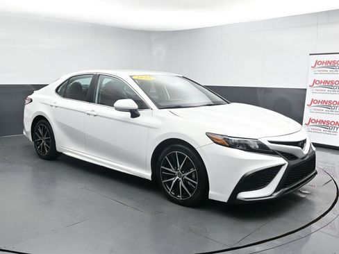 Used 2023 Toyota Camry SE FWD image 2