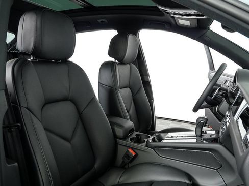 Used 2026 Porsche Macan AWD/4WD image 24
