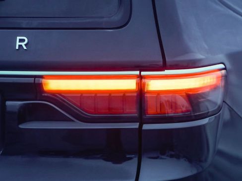 Certified 2024 Jeep Wagoneer L Series II w/ Flexible Seating Group image 10