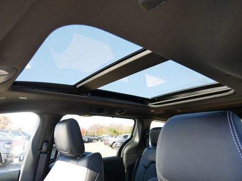 New 2026 Chrysler Pacifica Select image 21