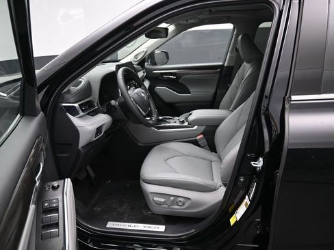 New 2026 Toyota Highlander Limited image 9