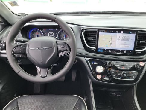 Used 2025 Chrysler Pacifica Limited FWD image 13