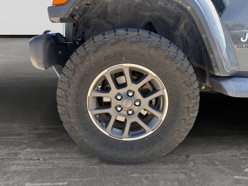 Used 2020 Jeep Gladiator Overland AWD/4WD image 9