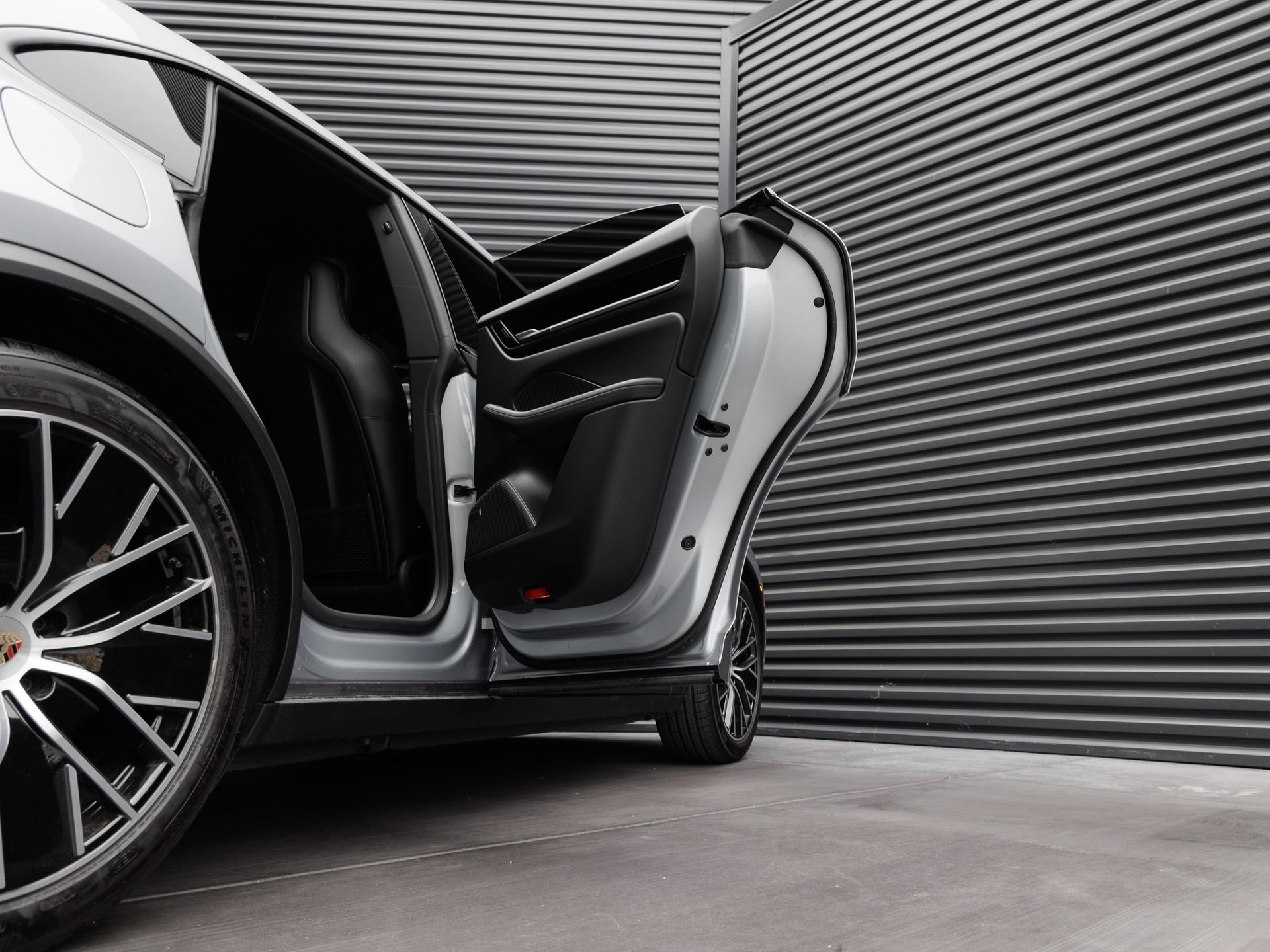 Certified 2025 Porsche Macan Electric RWD image 32