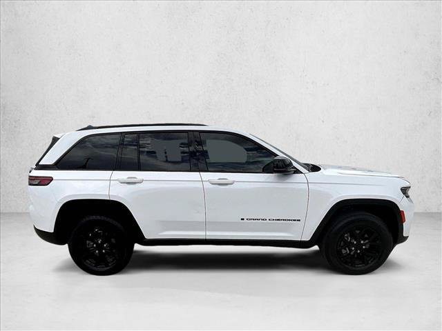 Used 2024 Jeep Grand Cherokee Altitude RWD image 5