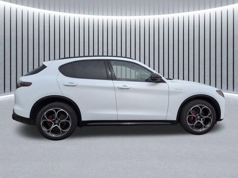 Used 2024 Alfa Romeo Stelvio Veloce image 3
