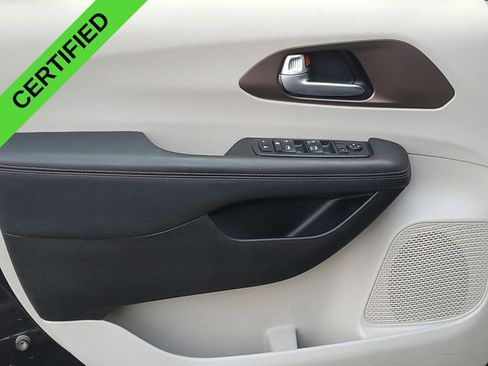 Used 2018 Chrysler Pacifica Touring-L image 22