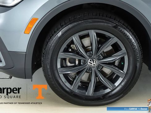 Used 2024 Volkswagen Tiguan SE w/ Panoramic Sunroof Package FWD image 5