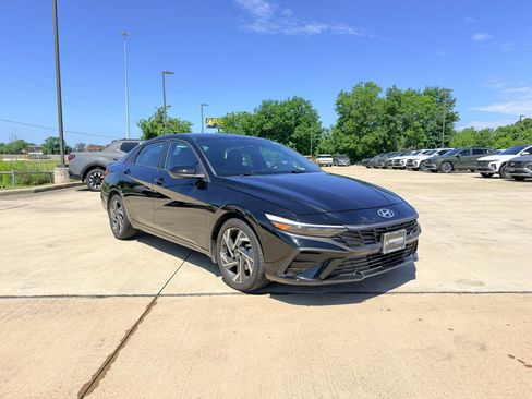 Used 2025 Hyundai Elantra Sport FWD image 29