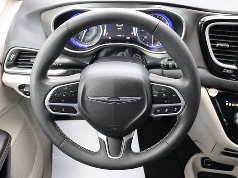 Used 2024 Chrysler Pacifica Touring-L FWD image 14