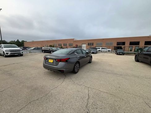 Used 2025 Nissan Altima 2.5 SV FWD image 13