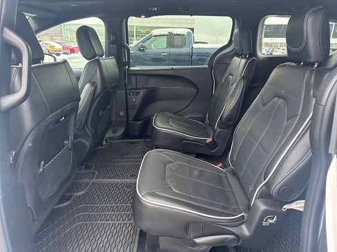 Used 2024 Chrysler Pacifica Limited w/ S Appearance Package image 18