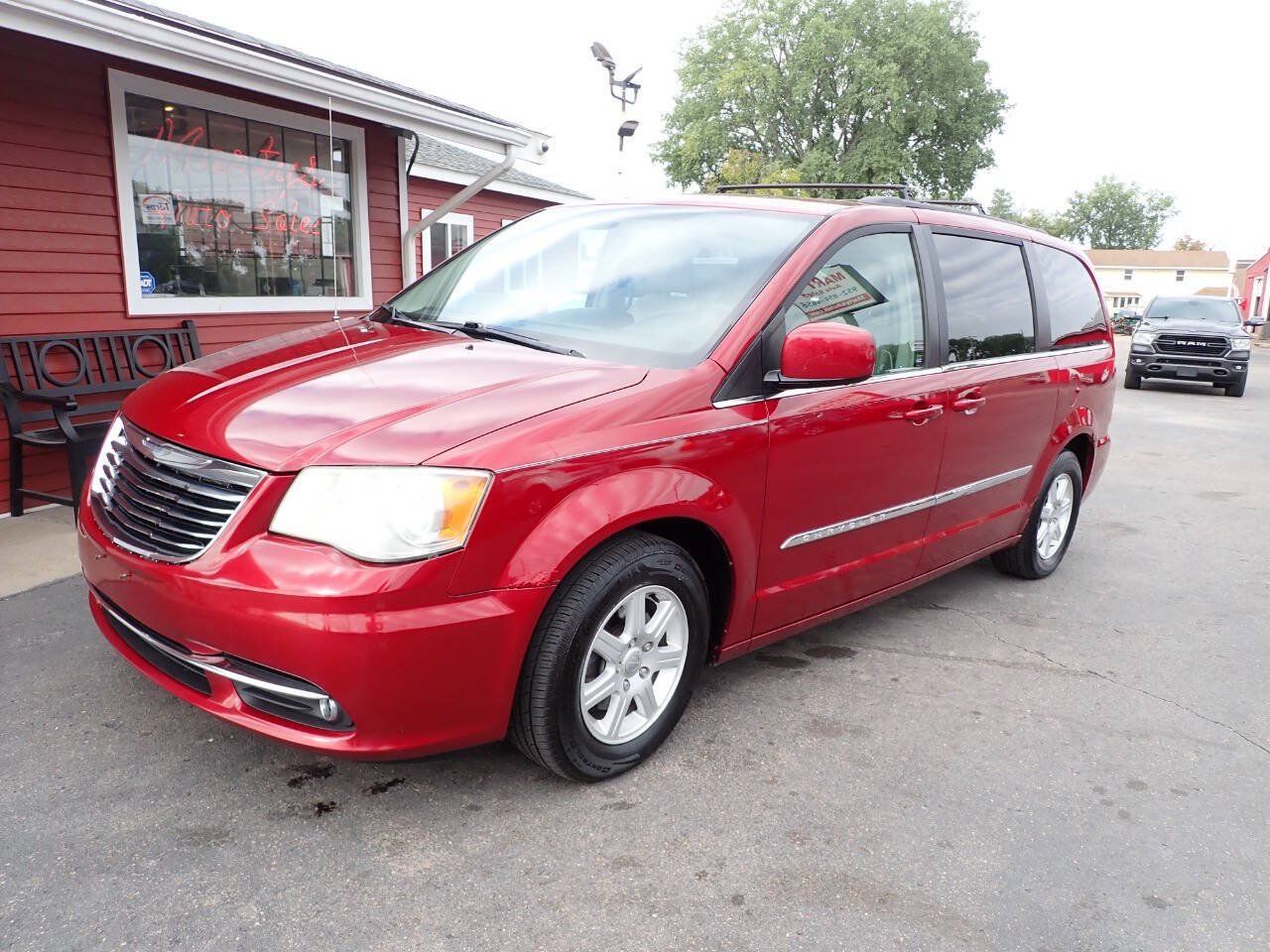 Used 2013 Chrysler Town & Country Touring FWD image 3