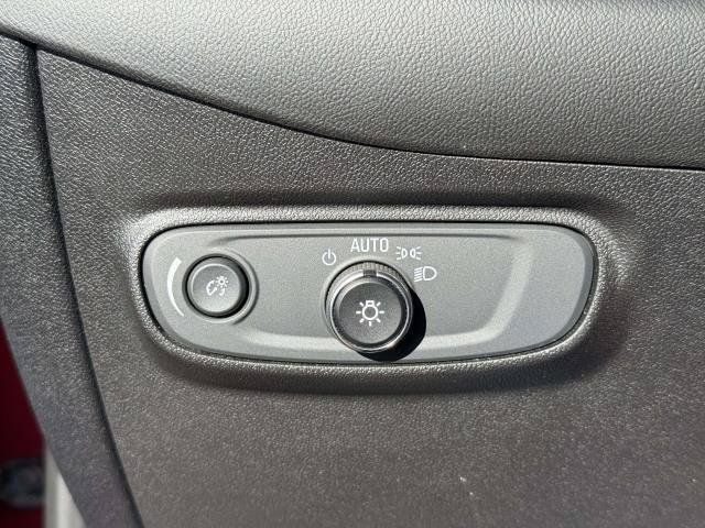 Used 2018 Chevrolet Equinox LT FWD image 19