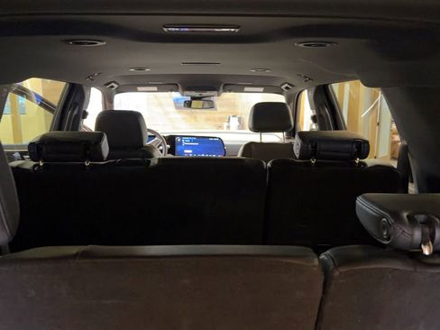 Used 2025 Chevrolet Suburban Z71 image 20