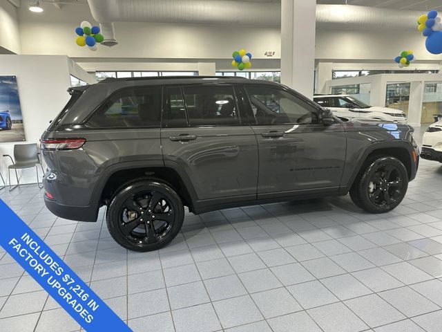 Used 2023 Jeep Grand Cherokee Limited w/ Luxury Tech Group II AWD/4WD image 32