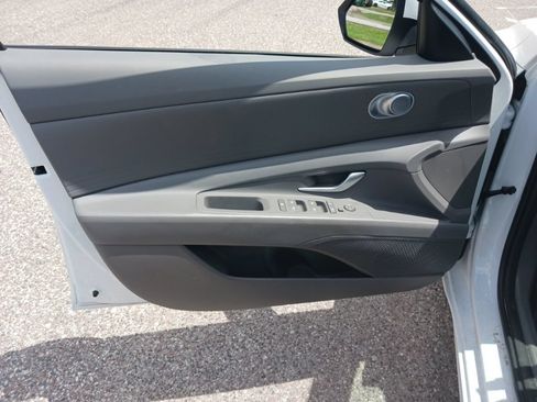 Used 2025 Hyundai Elantra SE FWD image 11