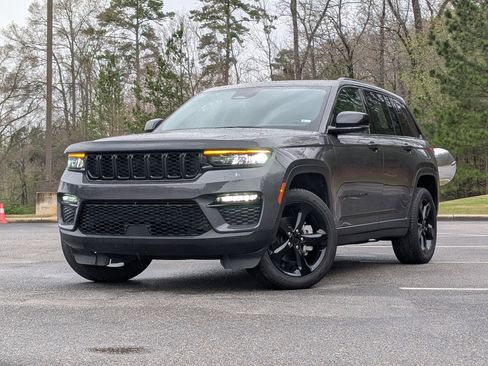 Used 2024 Jeep Grand Cherokee Limited w/ Black Appearance Package image 4