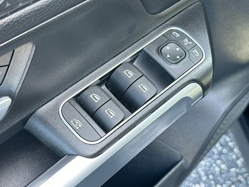 Used 2025 Mercedes-Benz GLB 250 4MATIC image 18