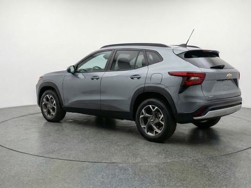 Used 2025 Chevrolet Trax LT FWD image 6