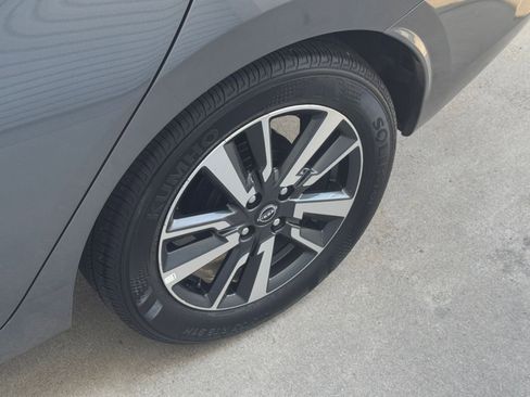 Used 2025 Nissan Versa SV image 29