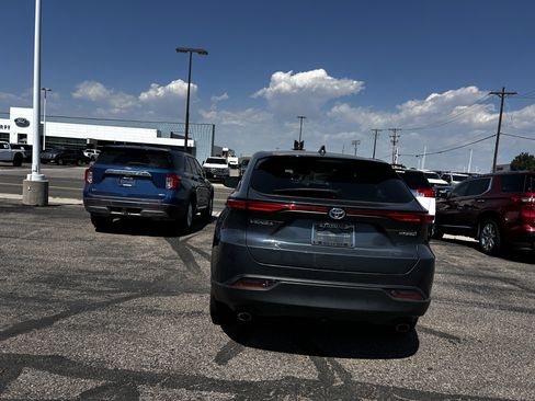 Used 2021 Toyota Venza LE w/ Carpet Mat Package (TMS) AWD/4WD image 4