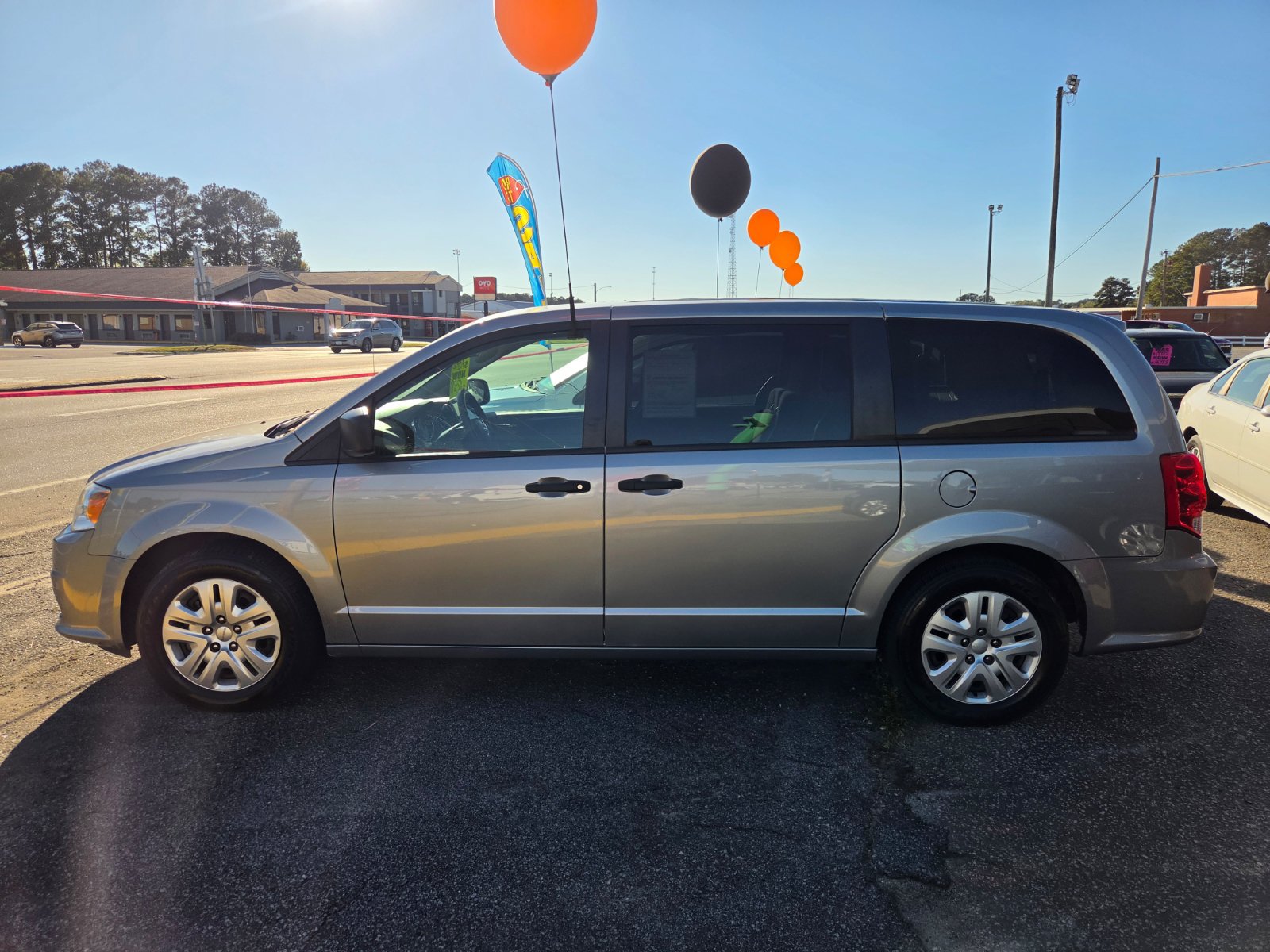Used 2019 Dodge Grand Caravan SE FWD image 2