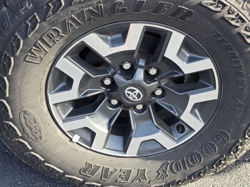 Certified 2023 Toyota Tacoma TRD Off-Road AWD/4WD image 10