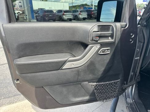 Used 2016 Jeep Wrangler Unlimited Rubicon AWD/4WD image 13