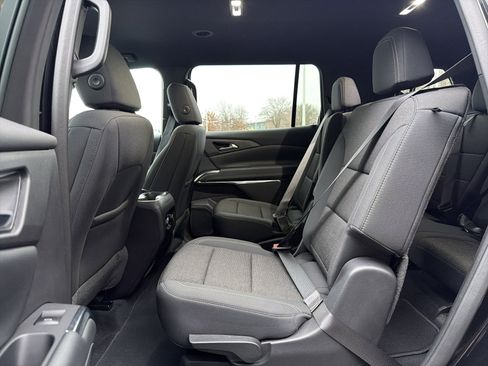 Used 2025 Chevrolet Traverse LT image 30