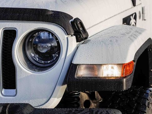 Used 2019 Jeep Wrangler Unlimited Sahara AWD/4WD image 5