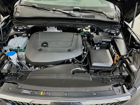 Used 2025 Volvo XC40 B5 Plus image 36